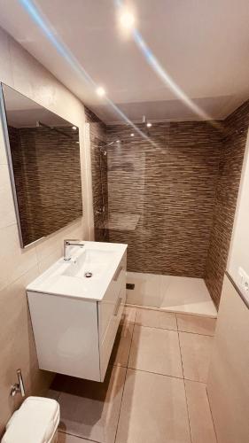 Rising Sun- Bright 1BR Apartment with Pool & Terrace, Steps from Corralejo Beach