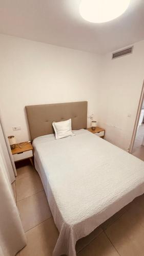 Rising Sun- Bright 1BR Apartment with Pool & Terrace, Steps from Corralejo Beach