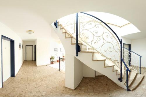 un couloir avec un escalier dans une maison dans l'établissement Gasthof & Buschenschank Windisch, à Gundersdorf
