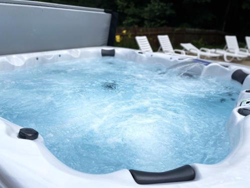 a jacuzzi tub with chairs sitting around it at Cranmore Mountain Lodge Bed & Breakfast in North Conway