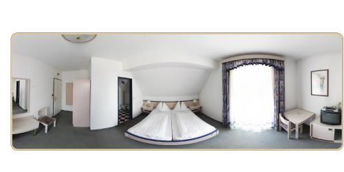 - une chambre avec un lit et une fenêtre dans l'établissement Gasthof & Buschenschank Windisch, à Gundersdorf