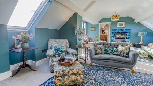 a living room with blue walls at Glan Towyn in Rhoscolyn