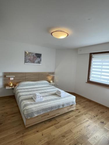 Un dormitorio con una cama grande y una ventana en Casa Cinque, en Pullir
