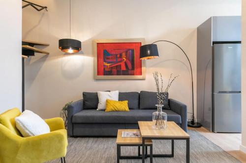 a living room with a couch and a table at Precioso dúplex en zona Vista Alegre en Madrid in Madrid