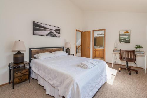 um quarto com uma grande cama branca e uma secretária em Sierra Retreat em Arnold