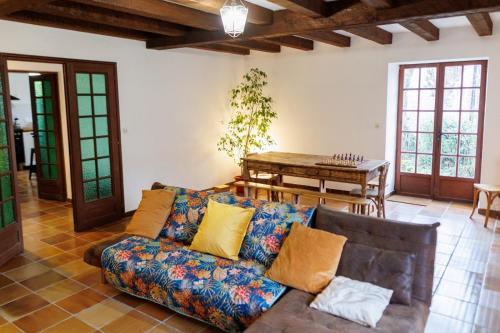 un salon avec un canapé et une table dans l'établissement Maison au cœur de Saint-Émilion, à Saint-Christophe-des-Bardes