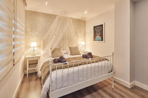 um quarto com uma cama de dossel em La casa de Carmen centro historico free parking aire centralizado em Cádiz