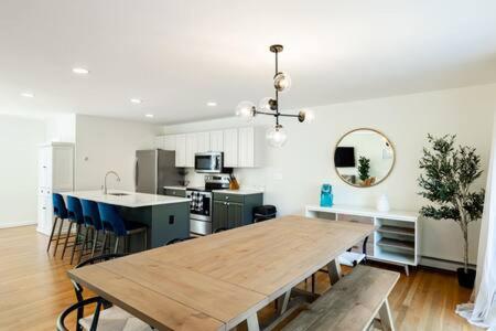 eine Küche mit einem Holztisch in einem Zimmer in der Unterkunft Cape Escape - Springtime Golfing & Walk to The Bay! in Mashpee