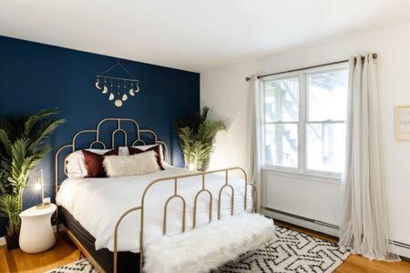 ein Schlafzimmer mit einem Bett und einer blauen Wand in der Unterkunft Cape Escape - Springtime Golfing & Walk to The Bay! in Mashpee