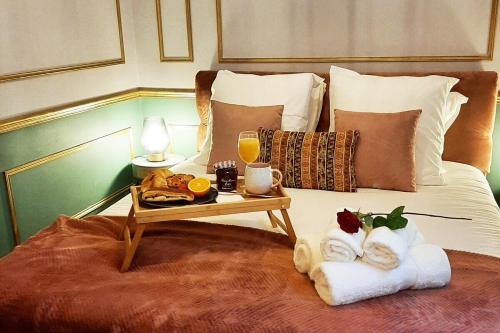 un lit avec un plateau de nourriture dessus dans l'établissement Guernica Apartment Paris Montmartre, à Paris