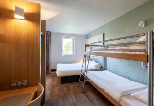 a room with two bunk beds and a window at B&B HOTEL Lille Lezennes Stade Pierre Mauroy in Lezennes