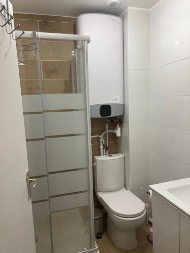 Un baño pequeño con inodoro y lavabo. en Appartement lumineux près métro, en Saint-Denis