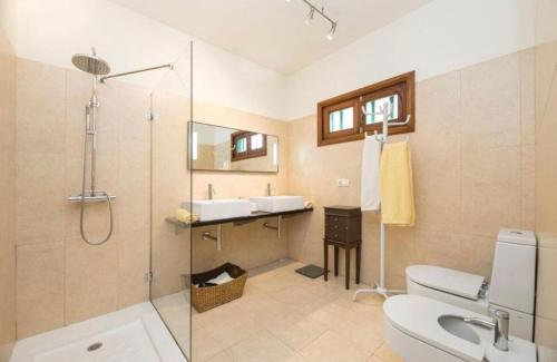 W łazience znajduje się toaleta, umywalka i prysznic. w obiekcie Luxury Villa Sea Front -La Orilla w mieście Playa Honda