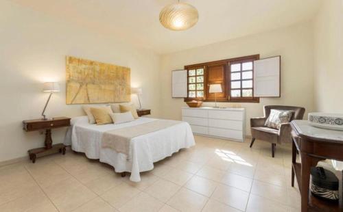 Schlafzimmer mit einem Bett, einem Schreibtisch und einem Stuhl in der Unterkunft Luxury Villa Sea Front -La Orilla in Playa Honda