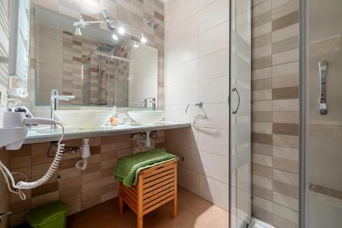 uma casa de banho com 2 lavatórios e um chuveiro em Can Lucia em Miami Platja