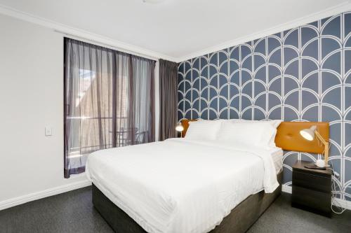 シドニーにあるLuxLiving Sydney CBD 2 BEDs Luxury Modern Apartmentのベッドルーム1室(ベッド1台付)が備わります。