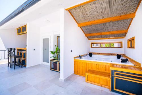 een badkamer met een bad in een huis bij Villa Ates in Kas