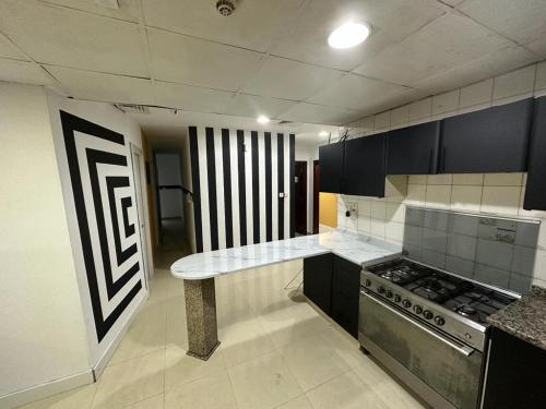 Kitchen o kitchenette sa Stop Over Partition Room in Al Barsha 1 Near Mashreq Metro
