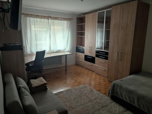 - une chambre avec un bureau, un lit, un bureau et une chaise dans l'établissement 3-Zimmer-Wohnung-Kalvariengürtel, à Graz
