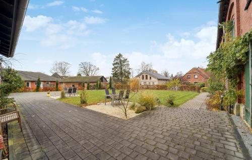 LoxstedtにあるFerienwohnung Majaの煉瓦造りの通路