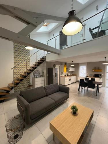 un salon avec un canapé et une table dans l'établissement La maison du bonheur 70 m², à Saint-Amand-les-Eaux