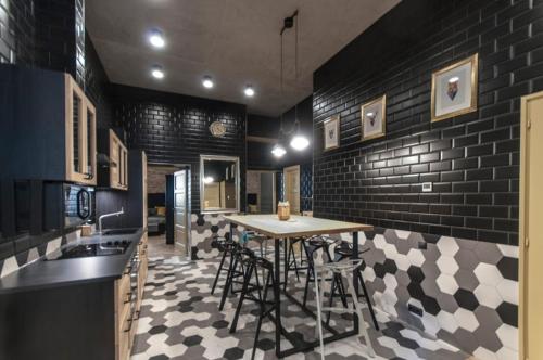 Geometric Luxury Apartment in the center with 3BR