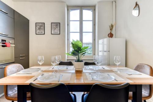 d'une table à manger avec des chaises et un réfrigérateur. dans l'établissement Le Marty - wifi - central - climatison - parking gratuit, à Carcassonne