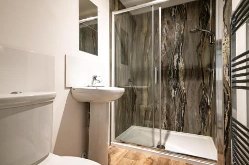 y baño con lavabo y ducha. en Primrose - Holiday Cottage with Private Vineyard, en Blandford Forum