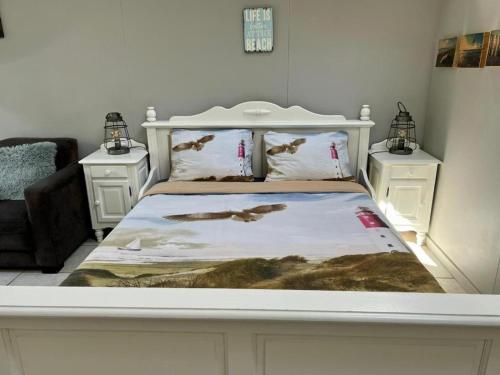 Un dormitorio con una cama con pájaros. en De ZeeuwSter, en Burgh Haamstede