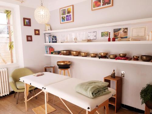 um quarto com uma mesa branca e algumas prateleiras em Loft ravissant proche du centre-ville em Nîmes