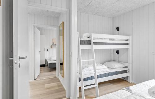 - une chambre avec 2 lits superposés et un miroir dans l'établissement Stunning Home In Lgstrup With Kitchen, à Løgstrup