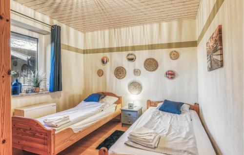2 Einzelbetten in einem Zimmer mit Fenster in der Unterkunft Ferienhaus Dageb�ll Halligweg in Dagebüll