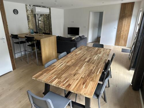 een woonkamer met een houten tafel en stoelen bij Bospark Wolfsven - BPW 1110 in Mierlo