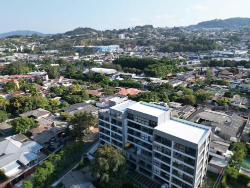 an aerial view of a city with a tall building at Elegante y acogedor apartamento en el corazón de San Salvador in San Salvador