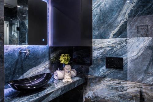 baño con lavabo negro y espejo en Elegant, Spacious and hitech apt at Koukaki en Athens