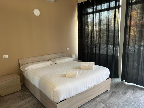Ένα ή περισσότερα κρεβάτια σε δωμάτιο στο Roberta House appartamenti vicino Humanitas e Forum Assago