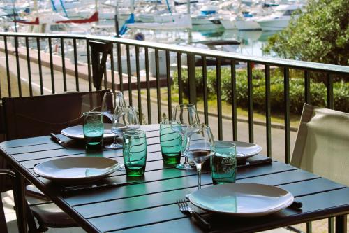 Balkón alebo terasa v ubytovaní Brigantine111 - Golfe de Saint-Tropez - Appartement climatisé avec vue sur la marina