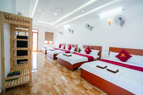 een groep van vier bedden in een kamer bij The Sun Long Hai Hotel in Long Hai