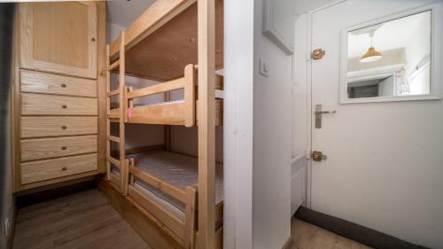 Ce lit superposé se trouve dans une petite chambre avec une échelle. dans l'établissement Balcon des Neiges 124 - Appt moderne 4 pers, à Allos