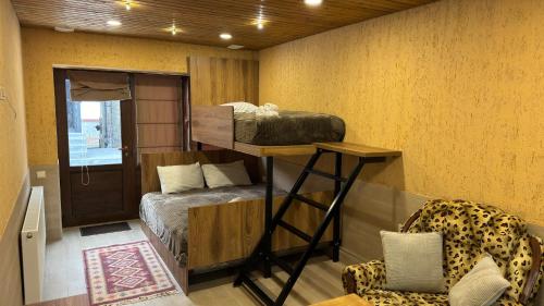Habitación con litera en una habitación en cozy apartments kazbegi, en Kazbegi