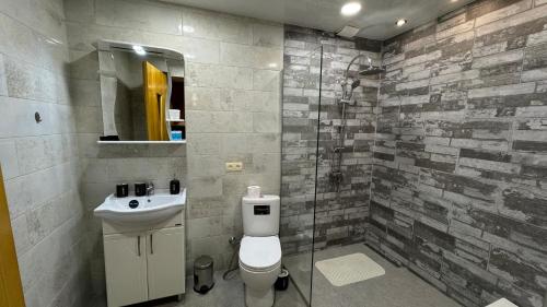 Kylpyhuone majoituspaikassa cozy apartments kazbegi