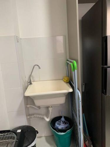 Baño pequeño con lavabo y cubo de basura en Um apartamento bem aconchegante! en Palmas