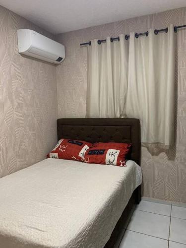 una piccola camera da letto con un letto con una tenda bianca di Um apartamento bem aconchegante! a Palmas