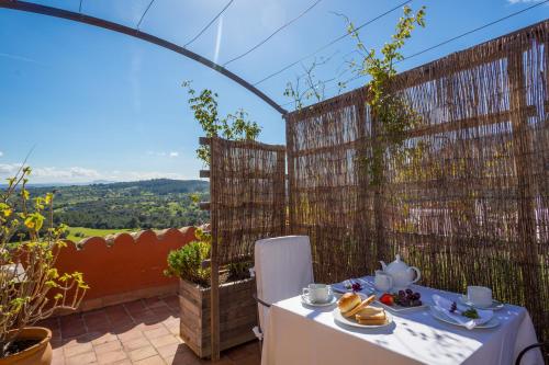 ein Tisch mit einem Teller Essen auf einem Balkon in der Unterkunft Finca Es Castell in Binibona