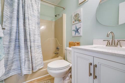 Vannituba majutusasutuses Kill Devil Hills Condo with Beach Access On-Site!