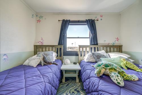 Voodi või voodid majutusasutuse Kill Devil Hills Condo with Beach Access On-Site! toas