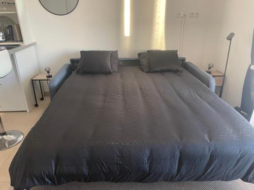 un grand lit avec deux oreillers dessus dans l'établissement Studio design front de mer classé 3 étoiles, à Linguizzetta