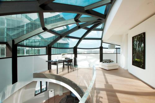 Elle offre une vue sur une chambre dotée d'un plafond en verre. dans l'établissement Triplex penthouse in the city center, à Bruxelles