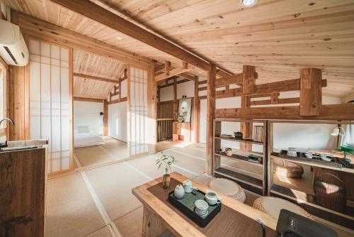 un soggiorno con pareti in legno e soffitto in legno di 肇兴溪舍山堂 Creekside Inn a Liping