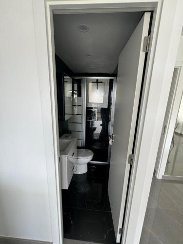普拉亞戴爾雷安格萊斯的住宿－JeLe Guest Room，一间带卫生间和水槽的浴室